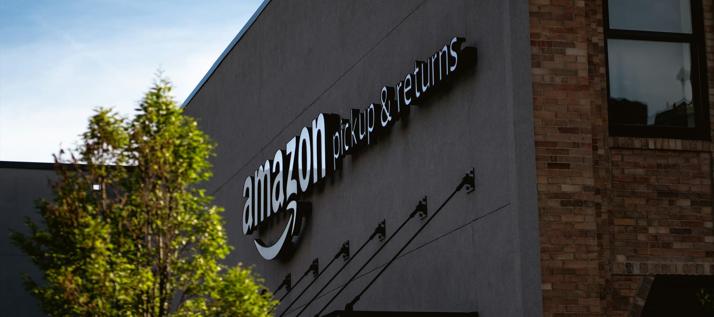 Фото новости: "WSJ: Amazon тайно отправляла сотрудников в компании-конкуренты для сбора информации"