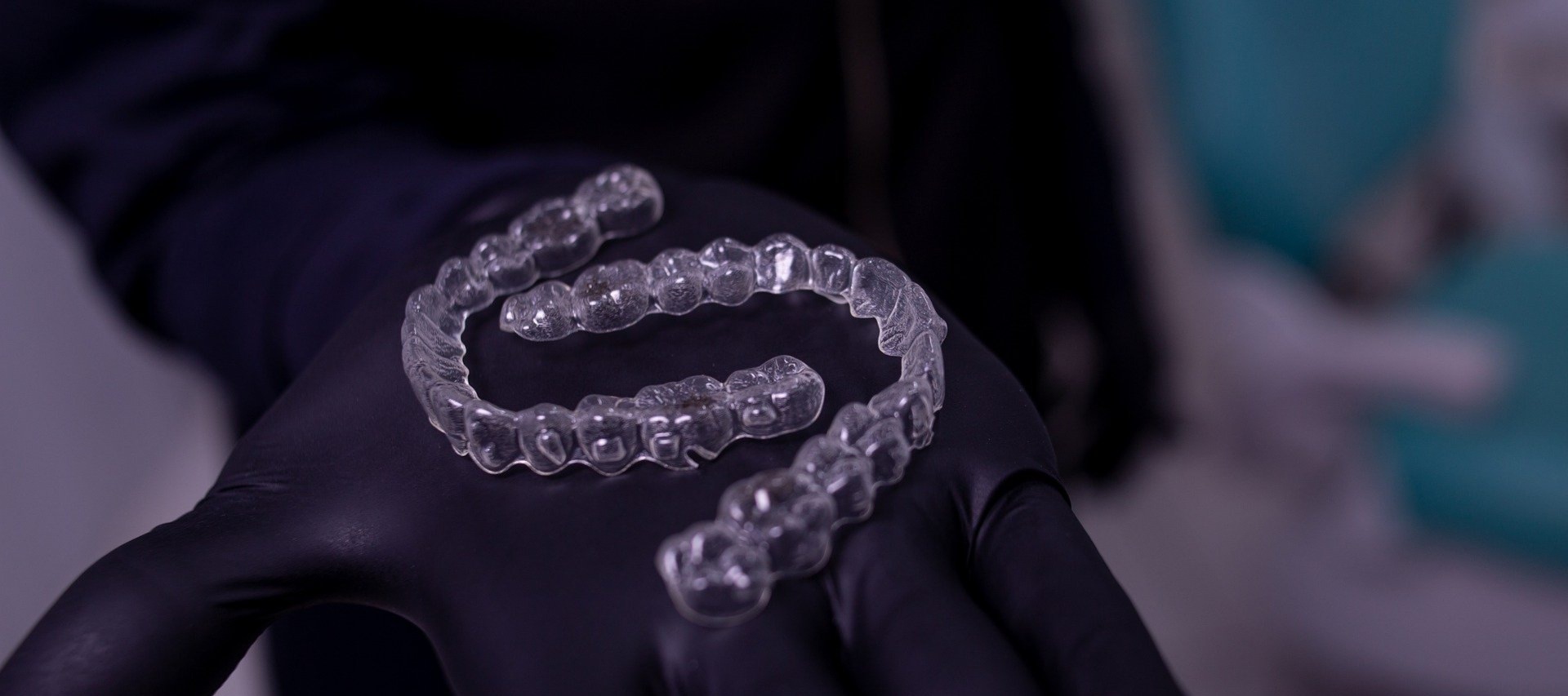 Фото новости: "Американский производитель элайнеров Invisalign приостановил поставки в Россию"