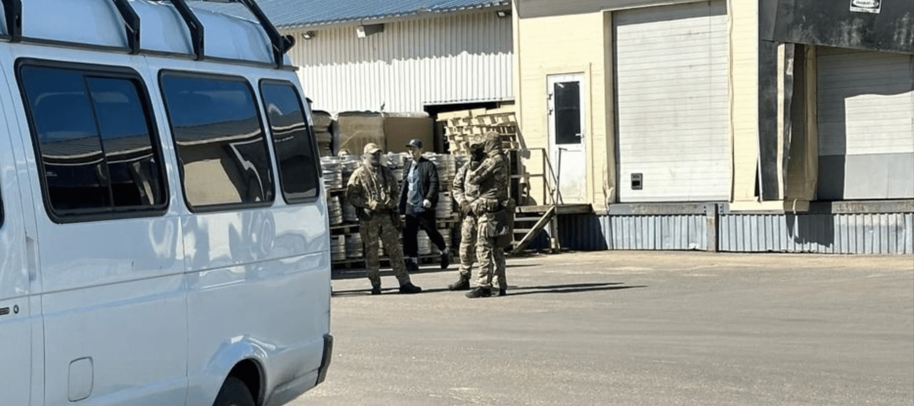 Фото новости: "Силовики проводят обыски на заводе производителя пива «Афанасий»"