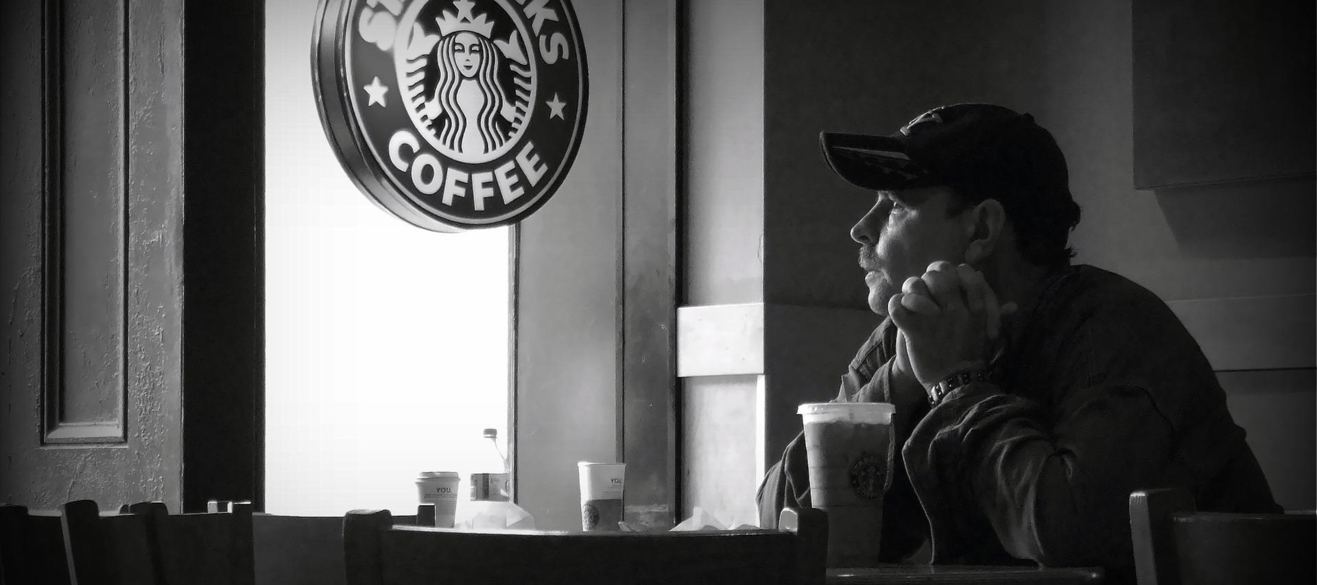 Фото новости: "Юрлицо Starbucks в России будет закрыто"