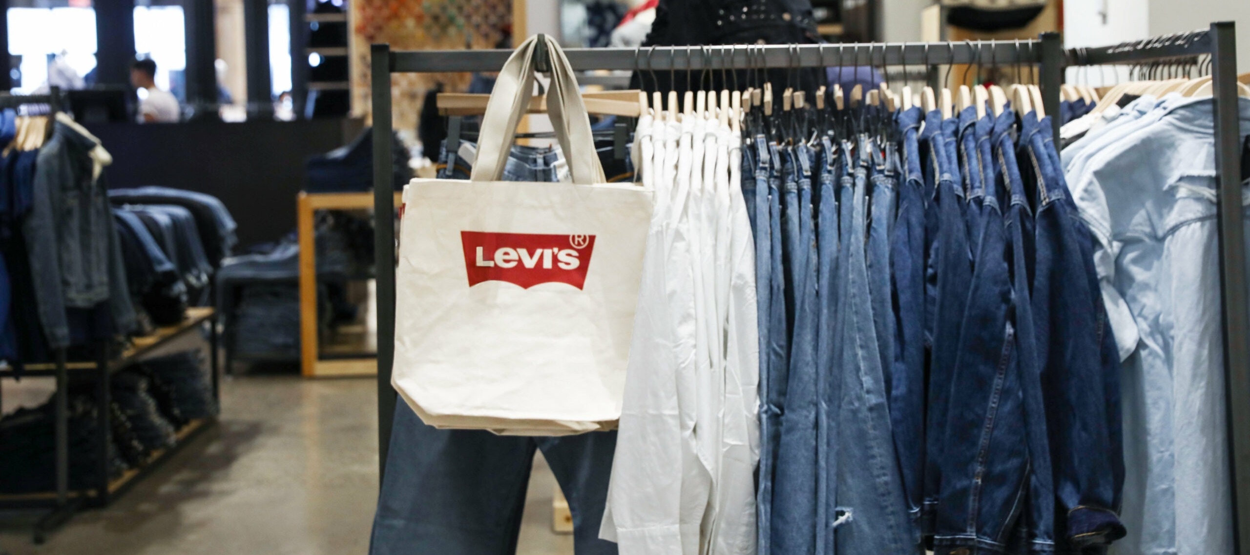 Фото новости: "Levi's начнет использовать созданные искусственным интеллектом модели"