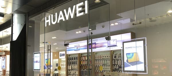 Фото новости: "Huawei начала закрывать магазины в России"