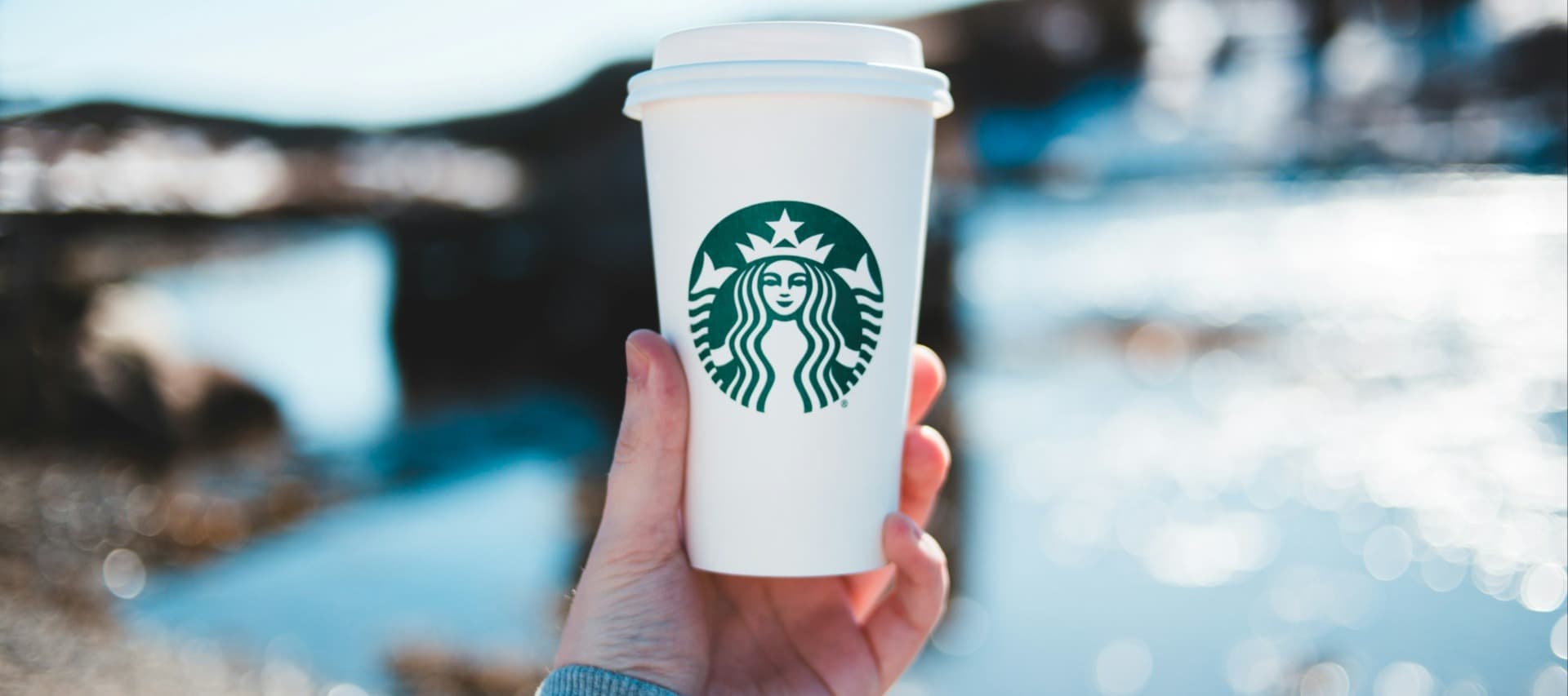 Фото новости: "Starbucks прекратит брать деньги за альтернативное молоко в кофе"