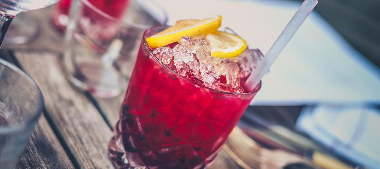 Фото новости: "Слабоалкогольные коктейли стали лидером по росту продаж в алкоголе"