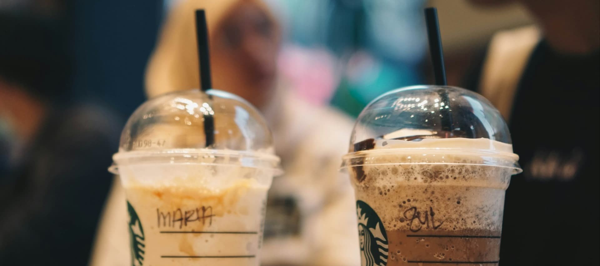 Фото новости: "Starbucks попросил бариста писать клиентам на стаканчиках вдохновляющие послания"