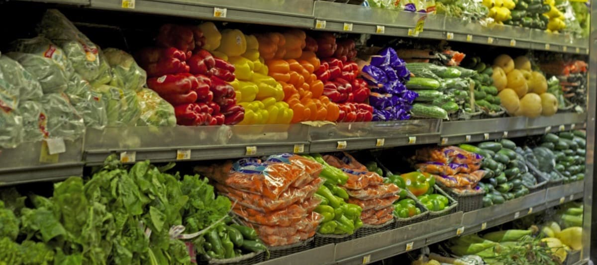 Фото новости: "Магазины Marks & Spencer перестали указывать срок употребления для овощей и фруктов"