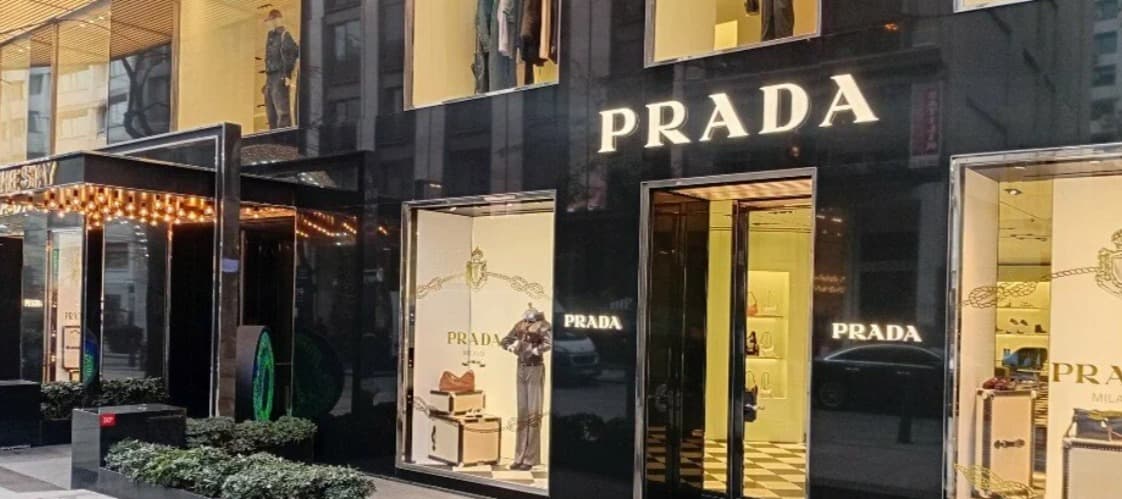 Фото новости: "Prada может выкупить Versace за 1,5 млрд евро"