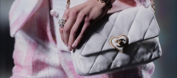 Фото новости: "Самая популярная сумка Chanel впервые стала стоить дороже Birkin от Hermes"