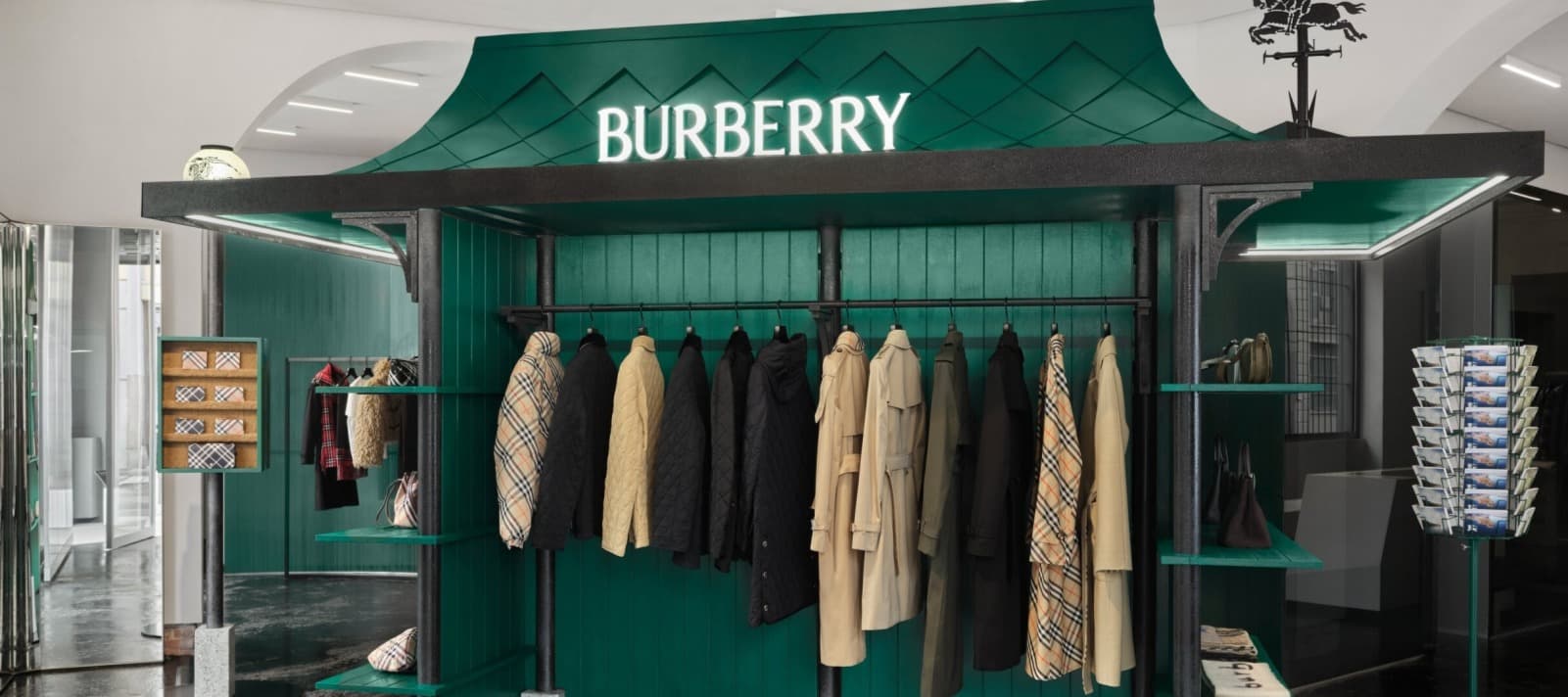 Фото новости: "Burberry сократит почти пятую часть персонала к 2027 г."