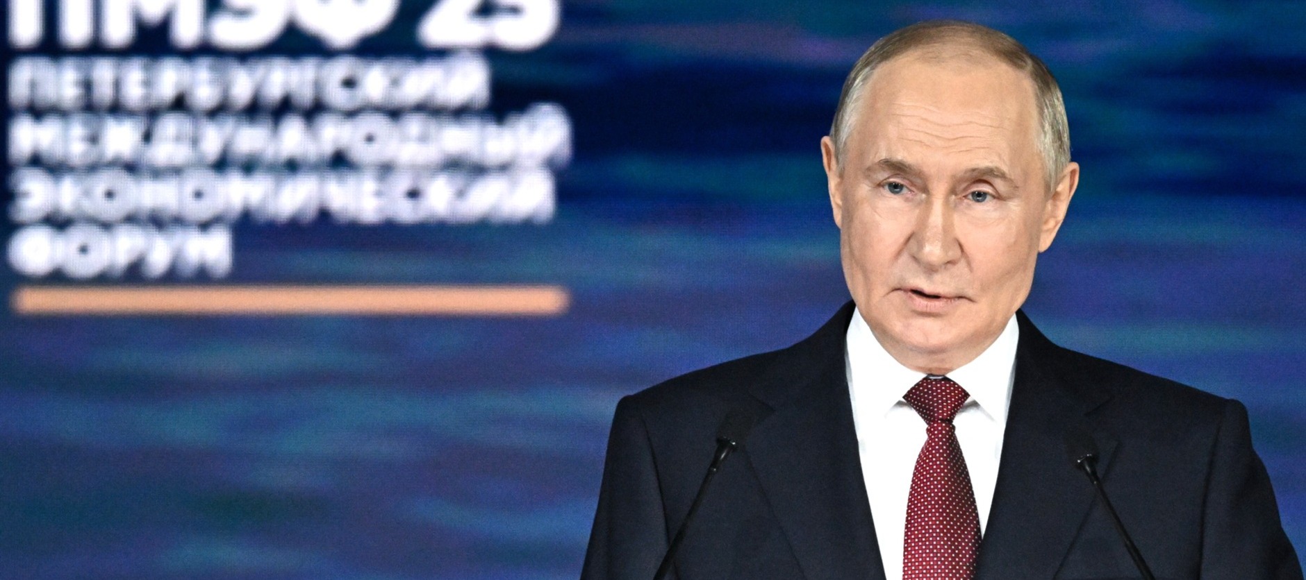 Фото новости: "Путин поручил проанализировать регулирование офлайн-торговли"