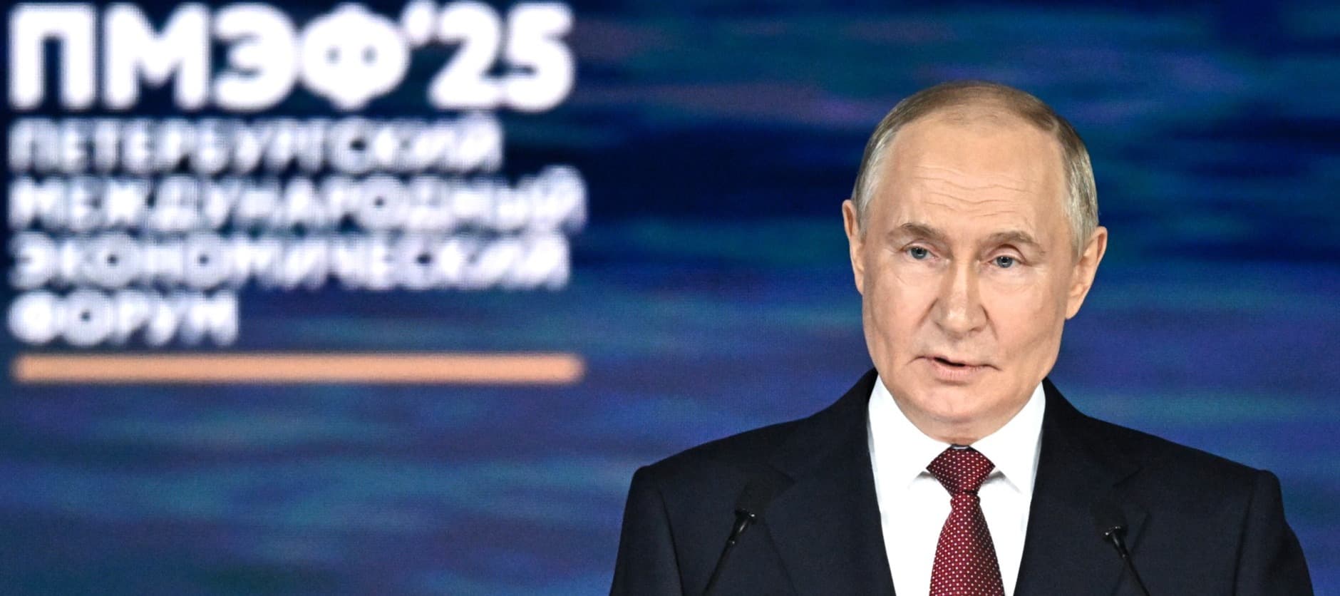 Фото новости: "Путин поручил проанализировать регулирование офлайн-торговли"