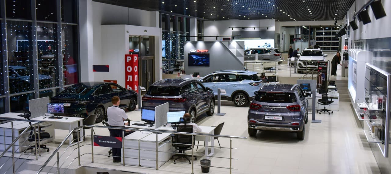 Фото новости: "Автосалоны в России начали закрываться ускоренными темпами"