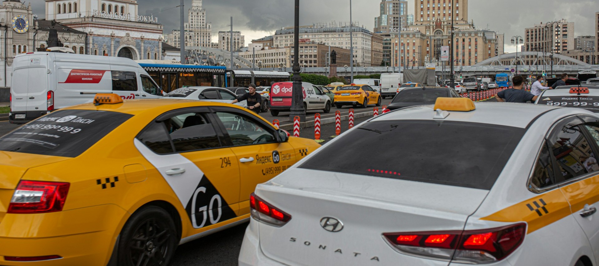 Фото новости: "«Известия»: стоимость поездки на такси в Москве за год выросла до 70%"