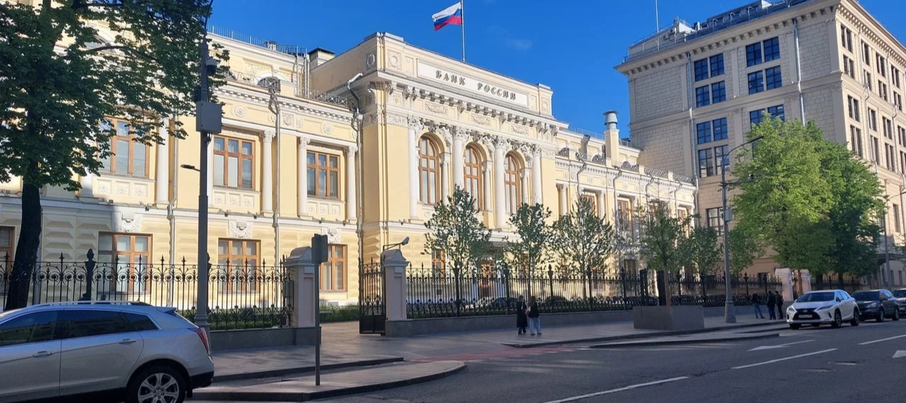 Фото новости: "Центробанк снизил ключевую ставку до 18%"