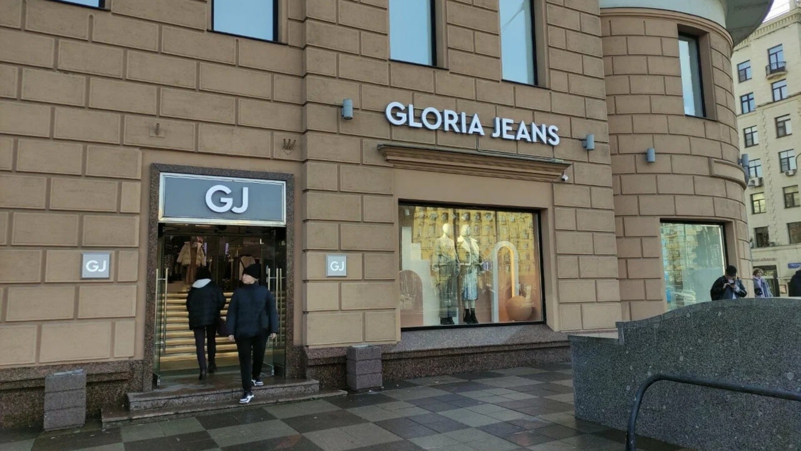 Фото новости: "Gloria Jeans может закрыть флагманский магазин на Тверской"
