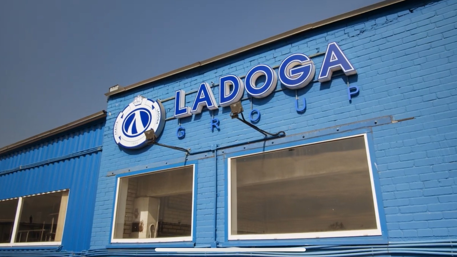 Фото новости: "На складе производителя алкоголя Ladoga в Санкт-Петербурге прошли обыски"