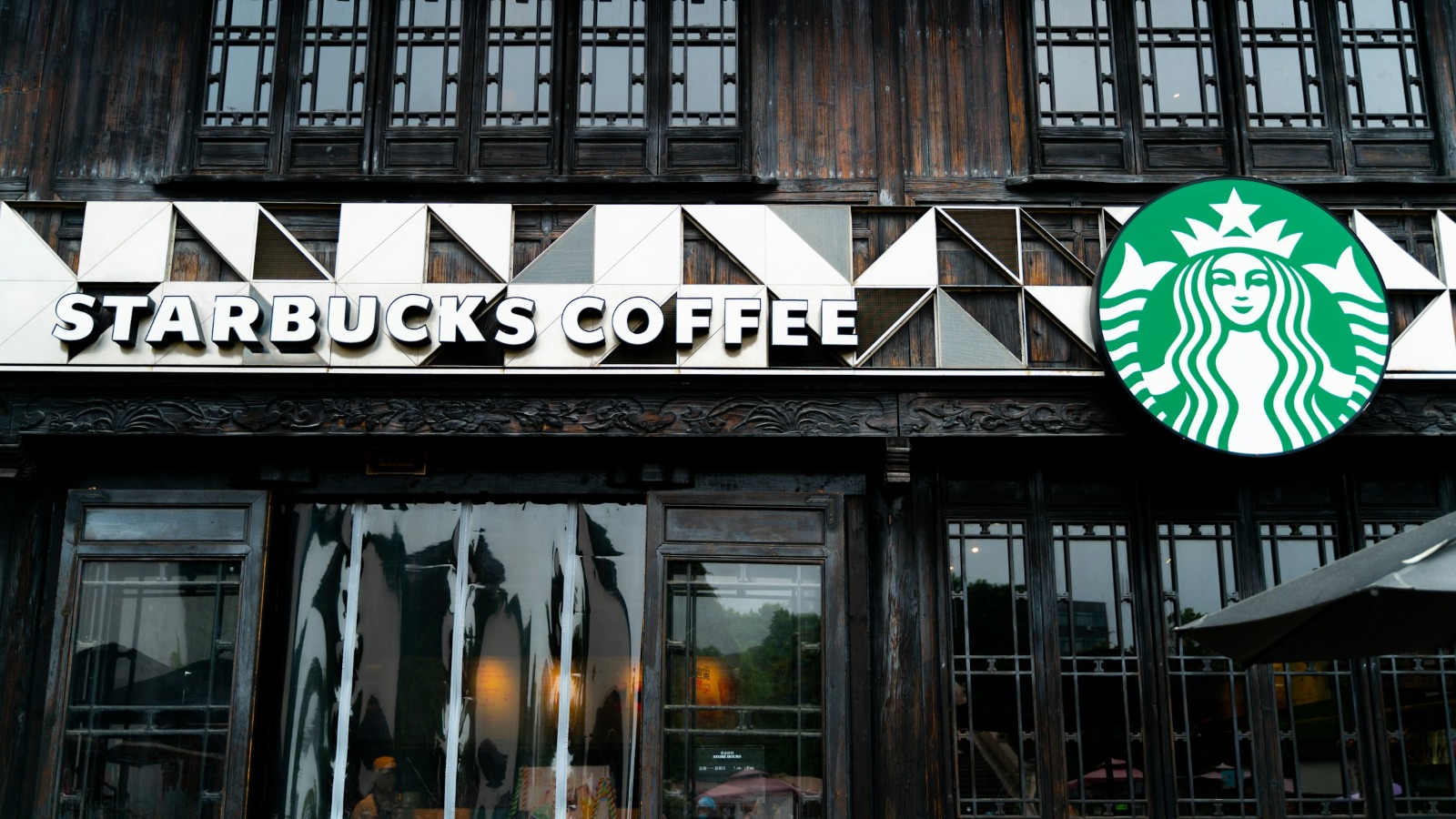 Фото новости: "Starbucks закроет сотни кофеен и сократит 900 сотрудников в Северной Америке"