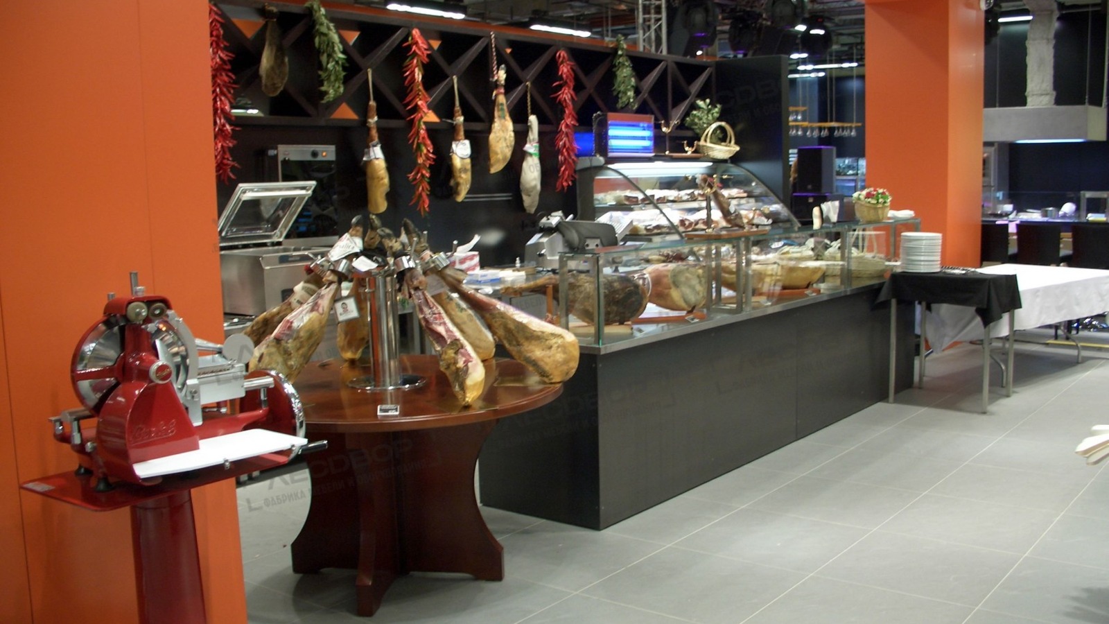 Фото новости: "Почему в России закрываются премиальные продуктовые магазины"