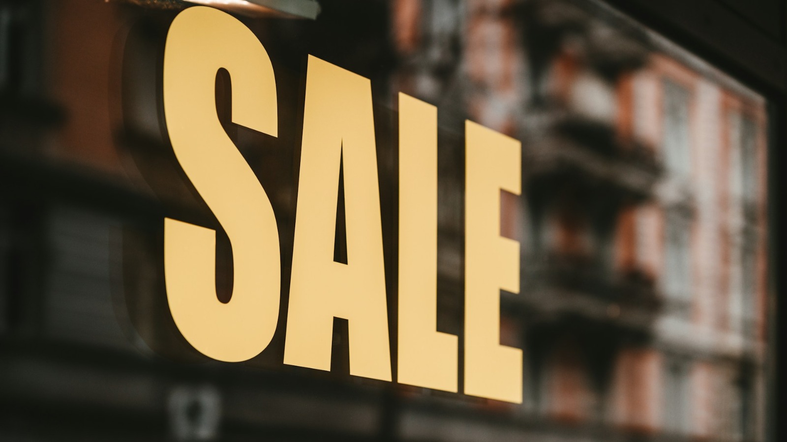 Фото новости: "Россияне потратят меньше денег во время «черной пятницы»"