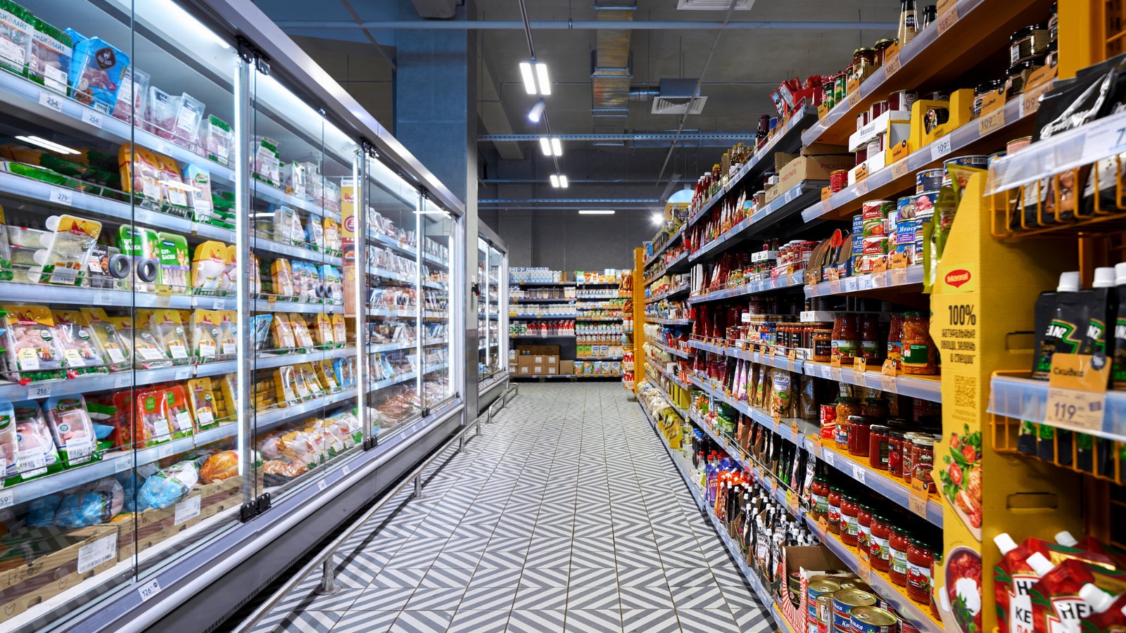 Фото новости: "Россияне начали экономить на продуктах"