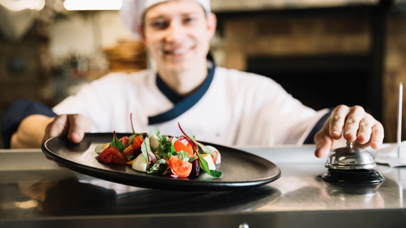 Фото новости: "Forbes: налоговики усилили проверки в сфере общепита"