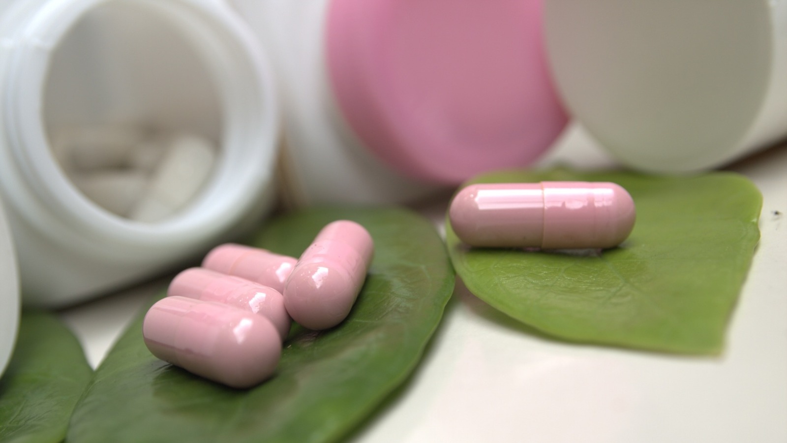 Фото новости: "80% исследованных производителей БАДов оказались ненастоящими"