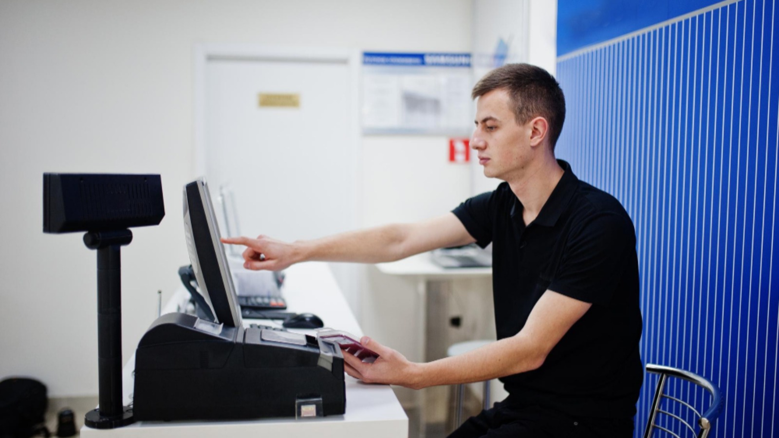 Фото новости: "АКИТ: запрет на работу иностранцев может замедлить развитие ритейла"