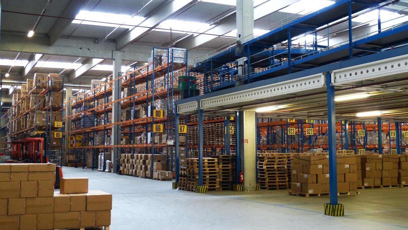 Фото новости: "В России резко упадет спрос на склады по итогам 2025 г."