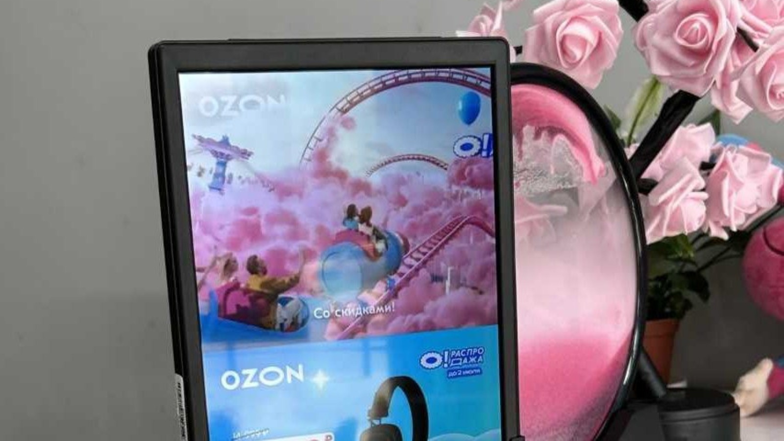 Фото новости: "Ozon начал устанавливать рекламные планшеты в пунктах выдачи заказов"