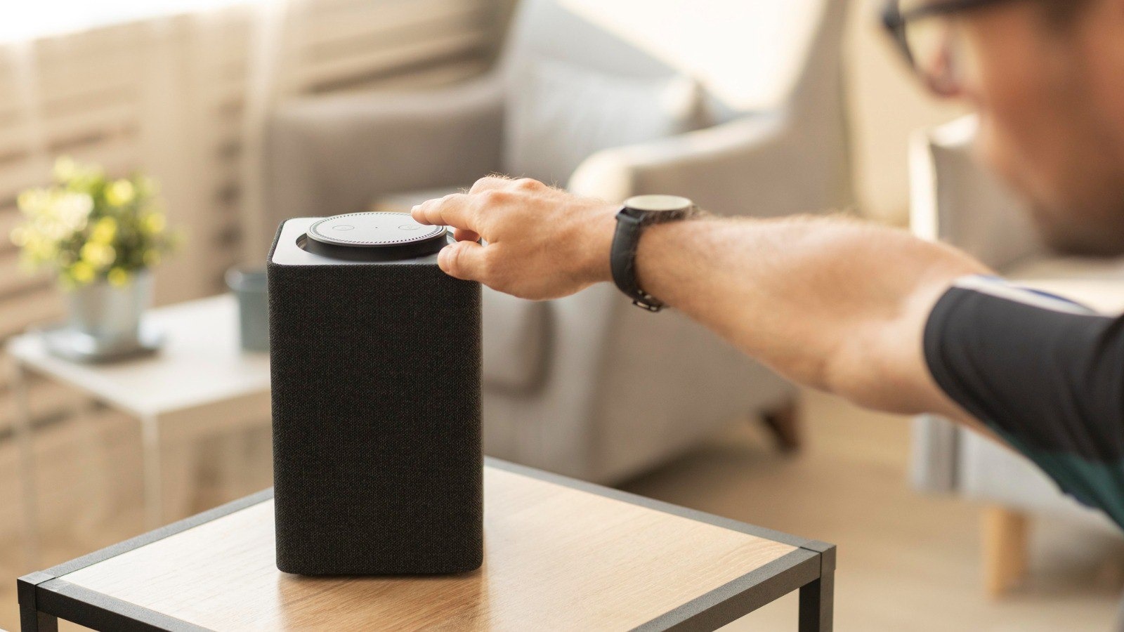 Фото новости: "Роскачество призвало не обсуждать чувствительную информацию рядом с умными колонками"