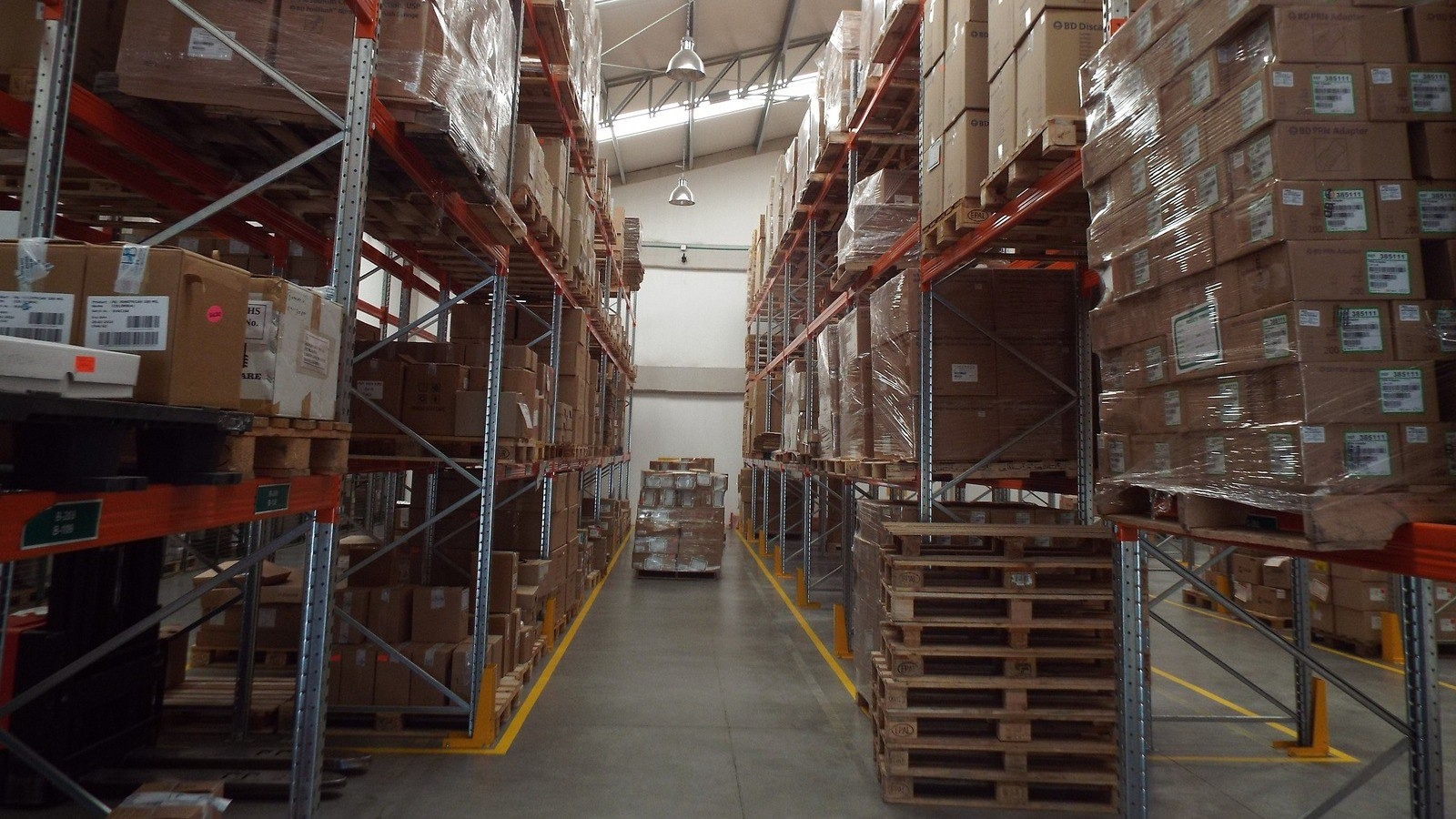 Фото новости: "В России возник дефицит складов из-за спроса на свежую еду"