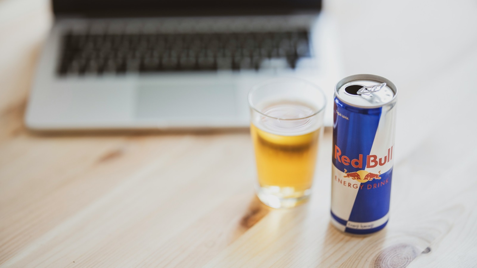 Фото новости: "В Свердловской области ограничат продажу энергетиков"