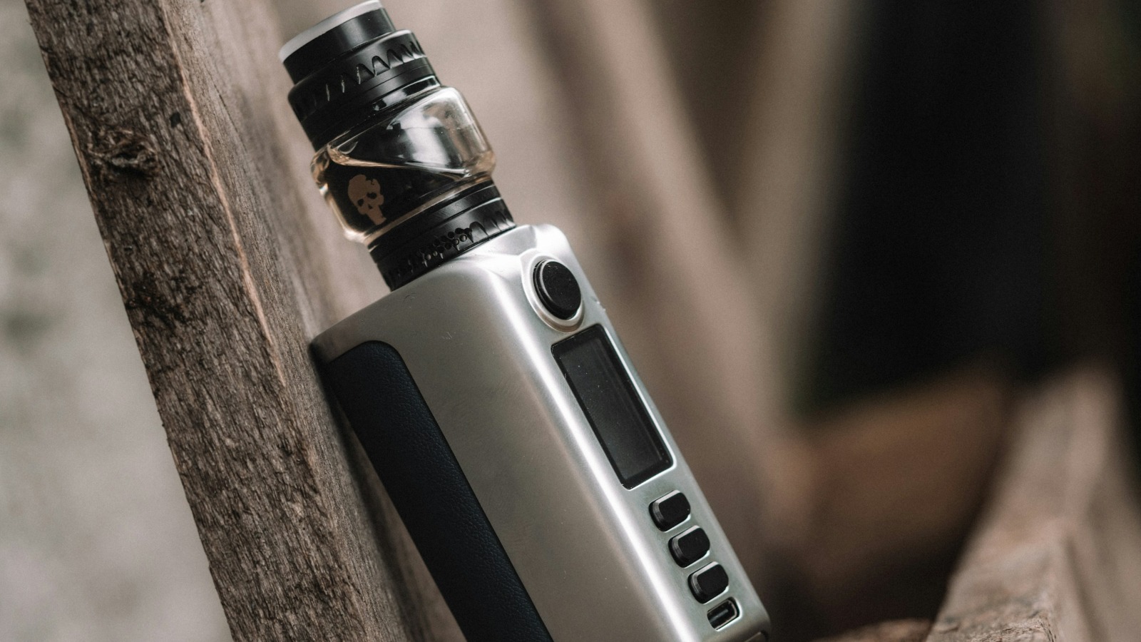 Фото новости: "РБК: Минфин подготовил поправки о запрете продажи вейпов в регионах"