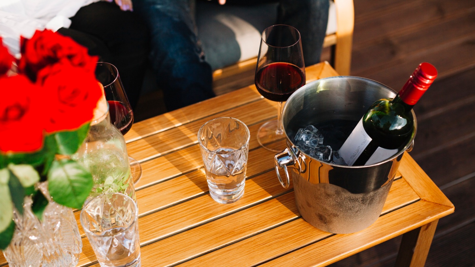 Фото новости: "Подмосковье ограничит продажу алкоголя в общепите во дворах двумя часами"