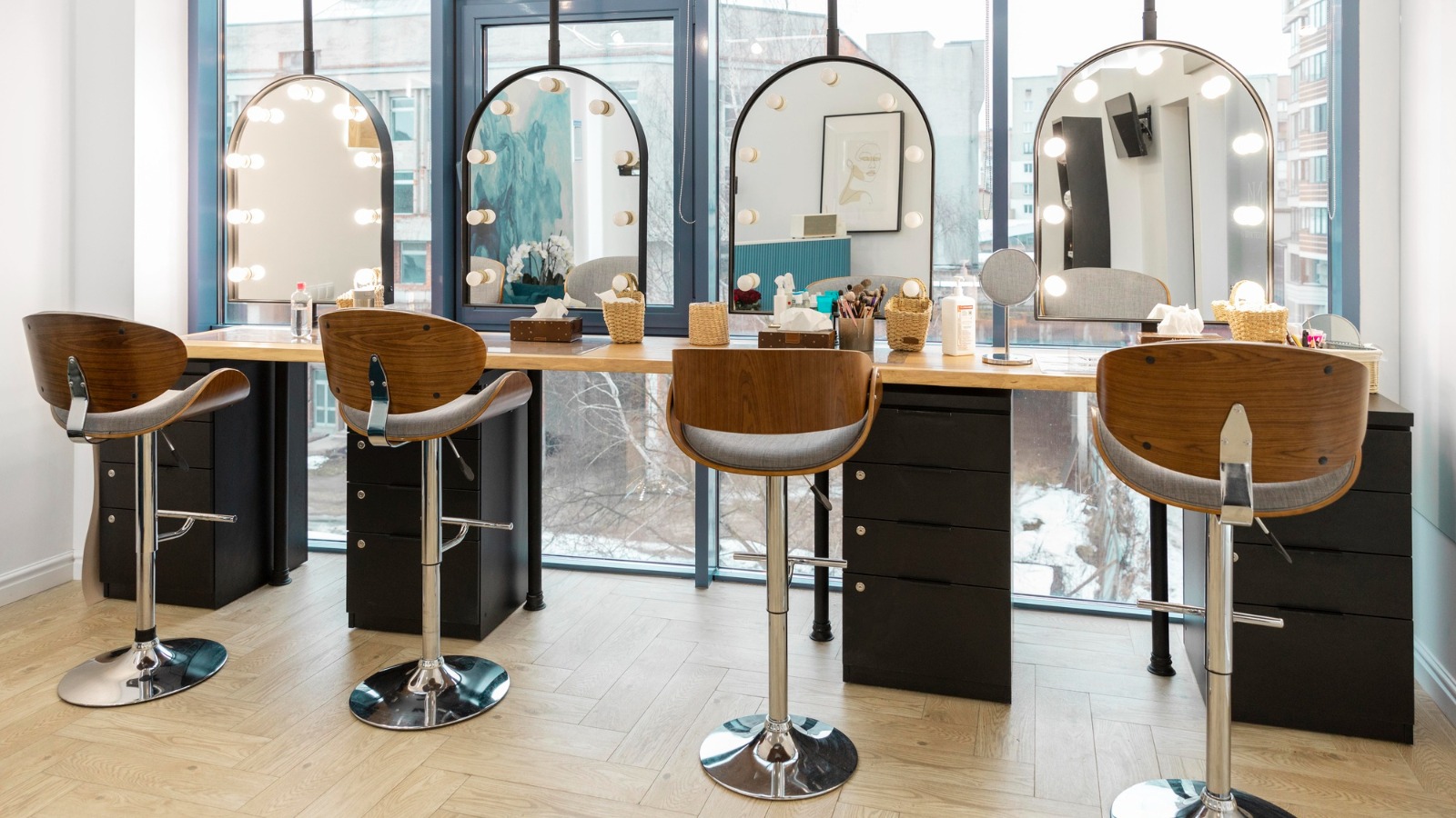 Фото новости: "В Санкт-Петербурге на продажу выставили 40% салонов красоты"