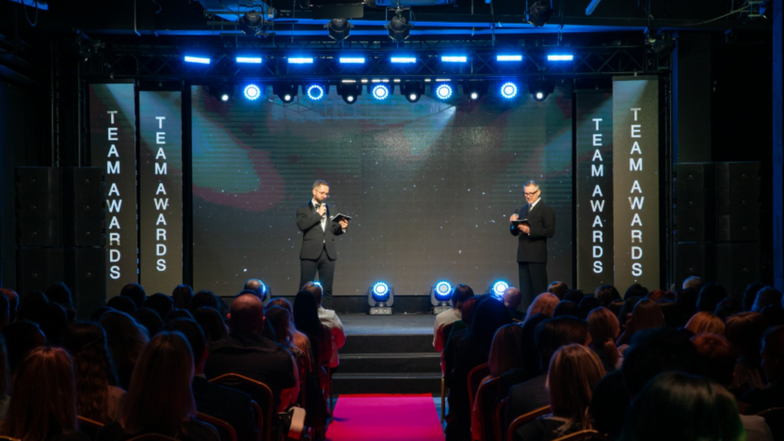 Фото новости: "Начался прием заявок на участие в международной премии Team Awards"