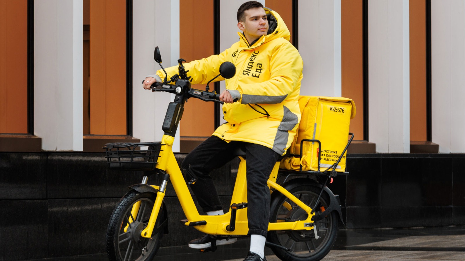 Фото новости: "«Яндекс» запустил аренду своих электровелосипедов для курьеров сторонних компаний"