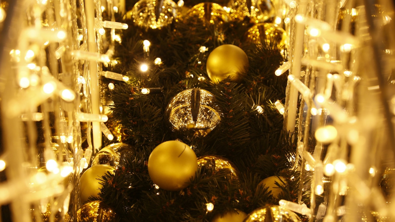 Фото новости: "Продажи новогодних украшений в России выросли всего на 6%"