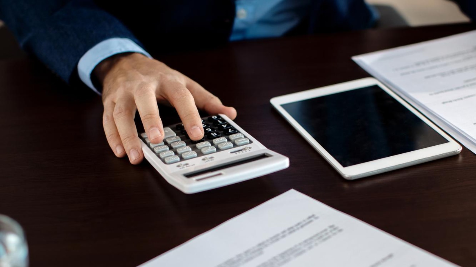 Фото новости: "Госдума повысила штрафы за навязывание дополнительных товаров и услуг"