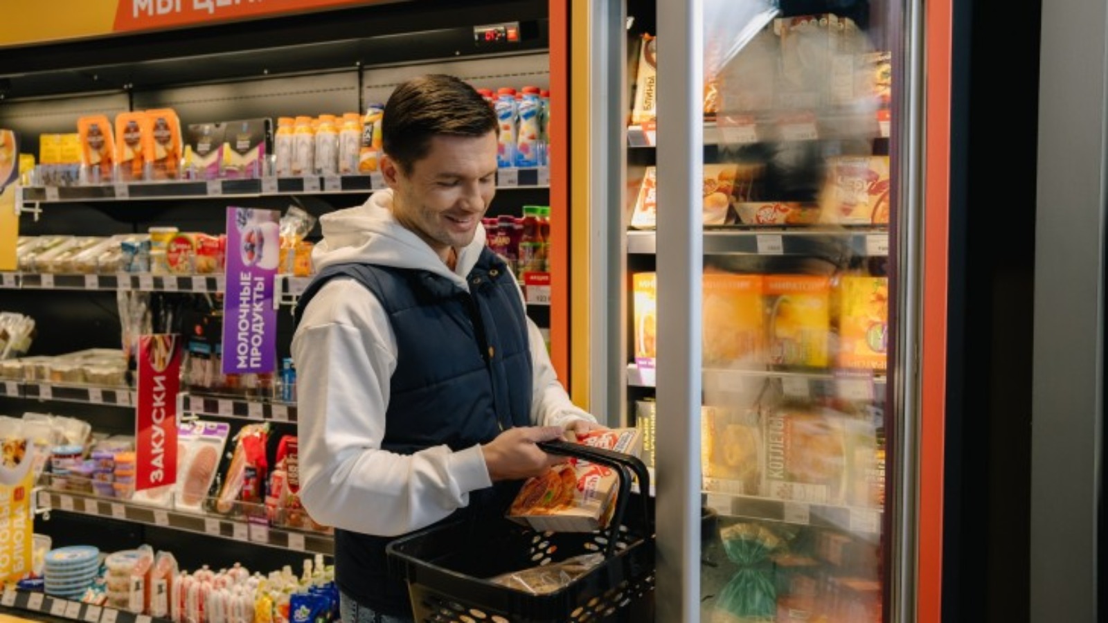 Фото новости: "«Газпромнефть» начала открывать магазины у дома на своих заправках в Москве"