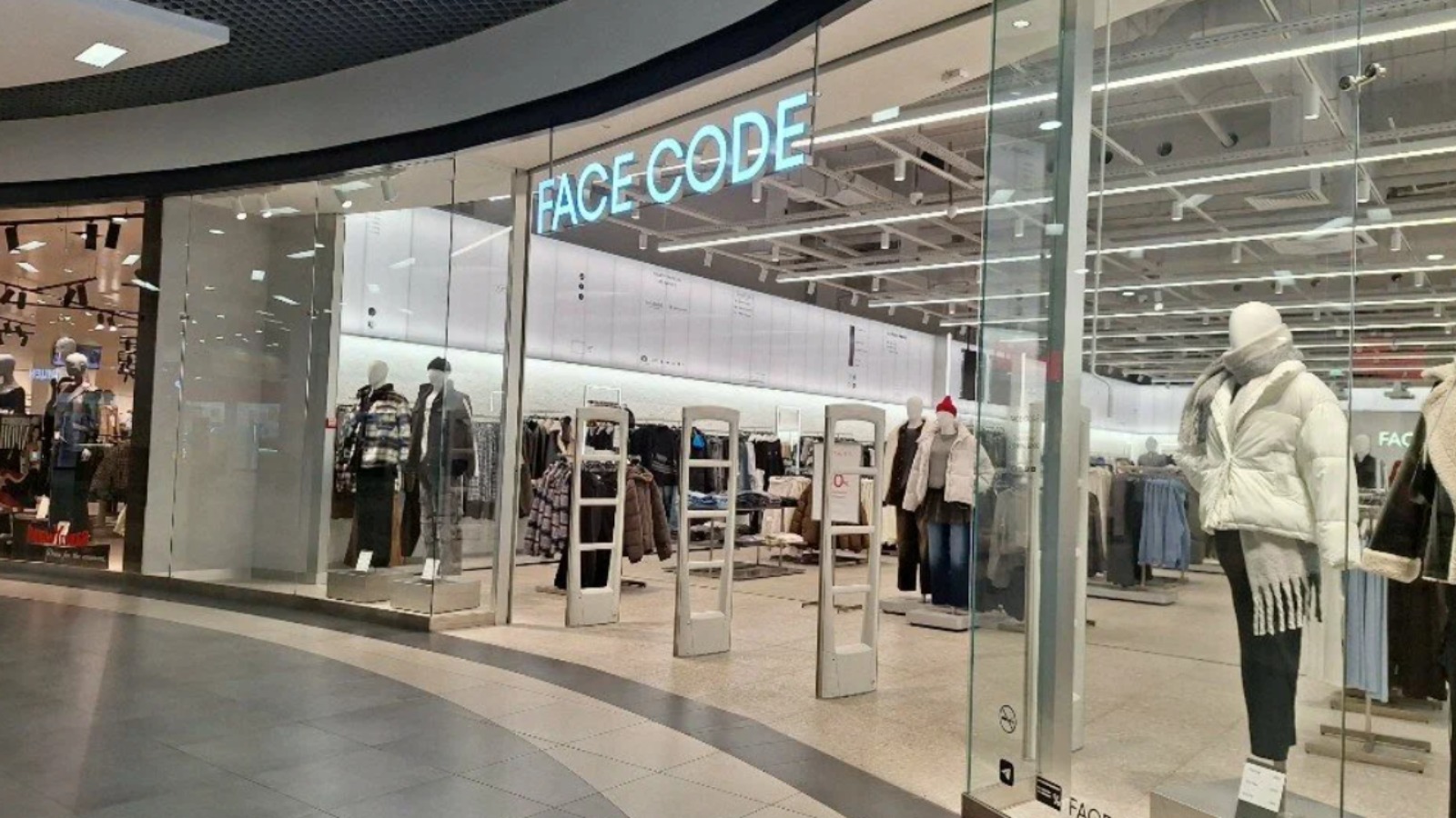 Фото новости: "Около 20 брендов одежды и обуви закрыли свои магазины в России в 2025 г."