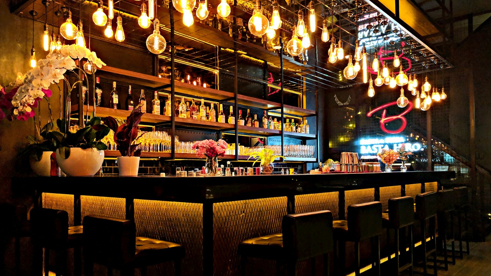 Фото новости: "Рестораторы увидели угрозу бизнесу в отказе зумеров от алкоголя"