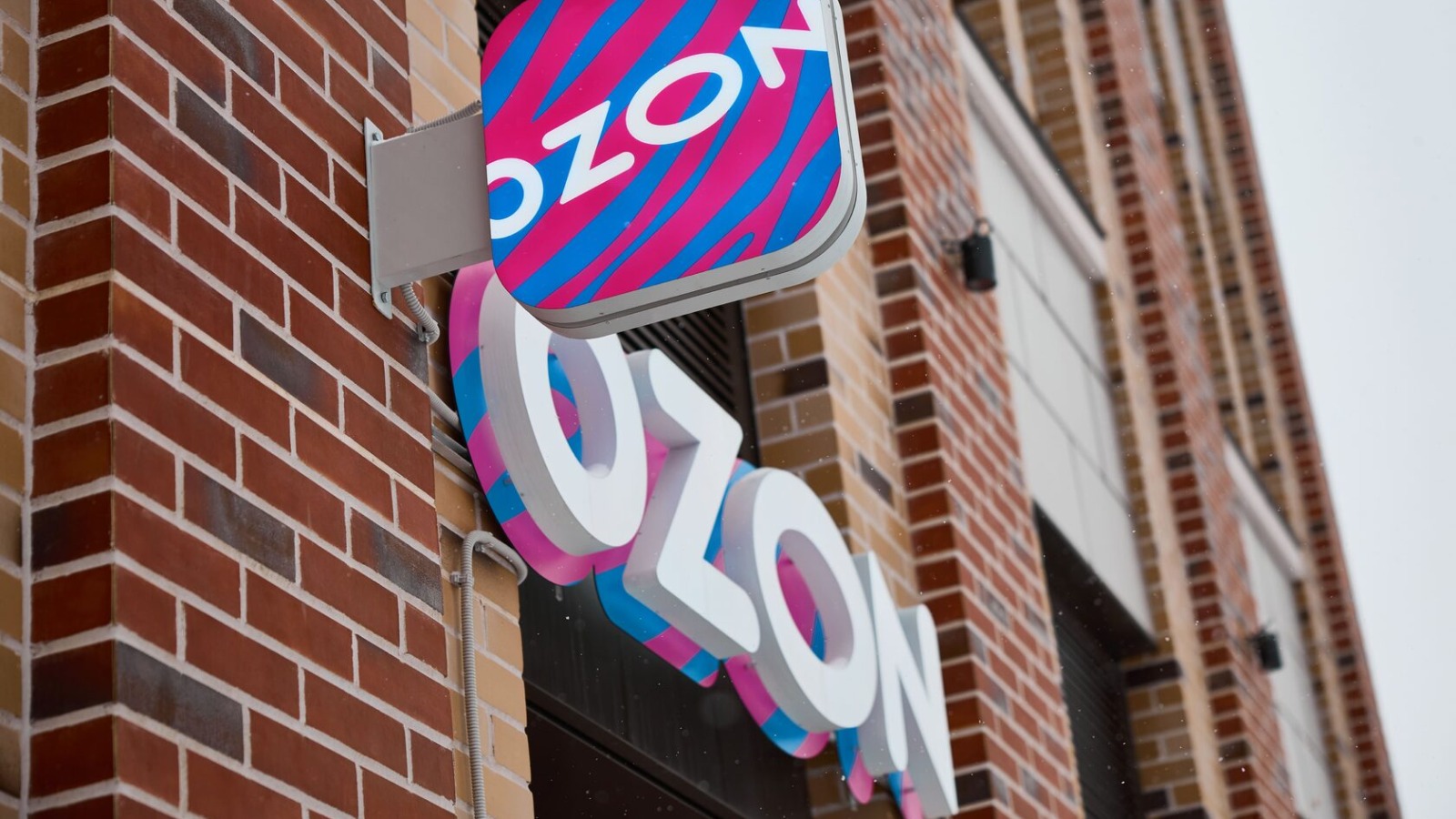 Фото новости: "Маркетплейсам запретили хранить пиротехнику в пунктах выдачи в жилых домах"