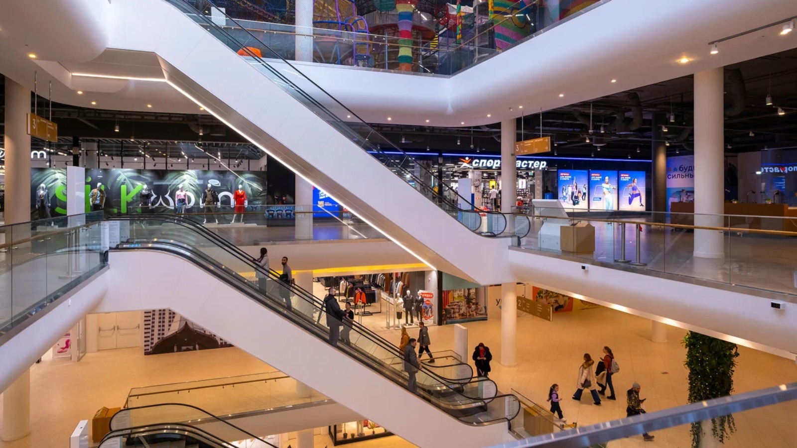 Фото новости: "Трафик в российских торговых центрах упал почти на 20% в новогодние праздники"