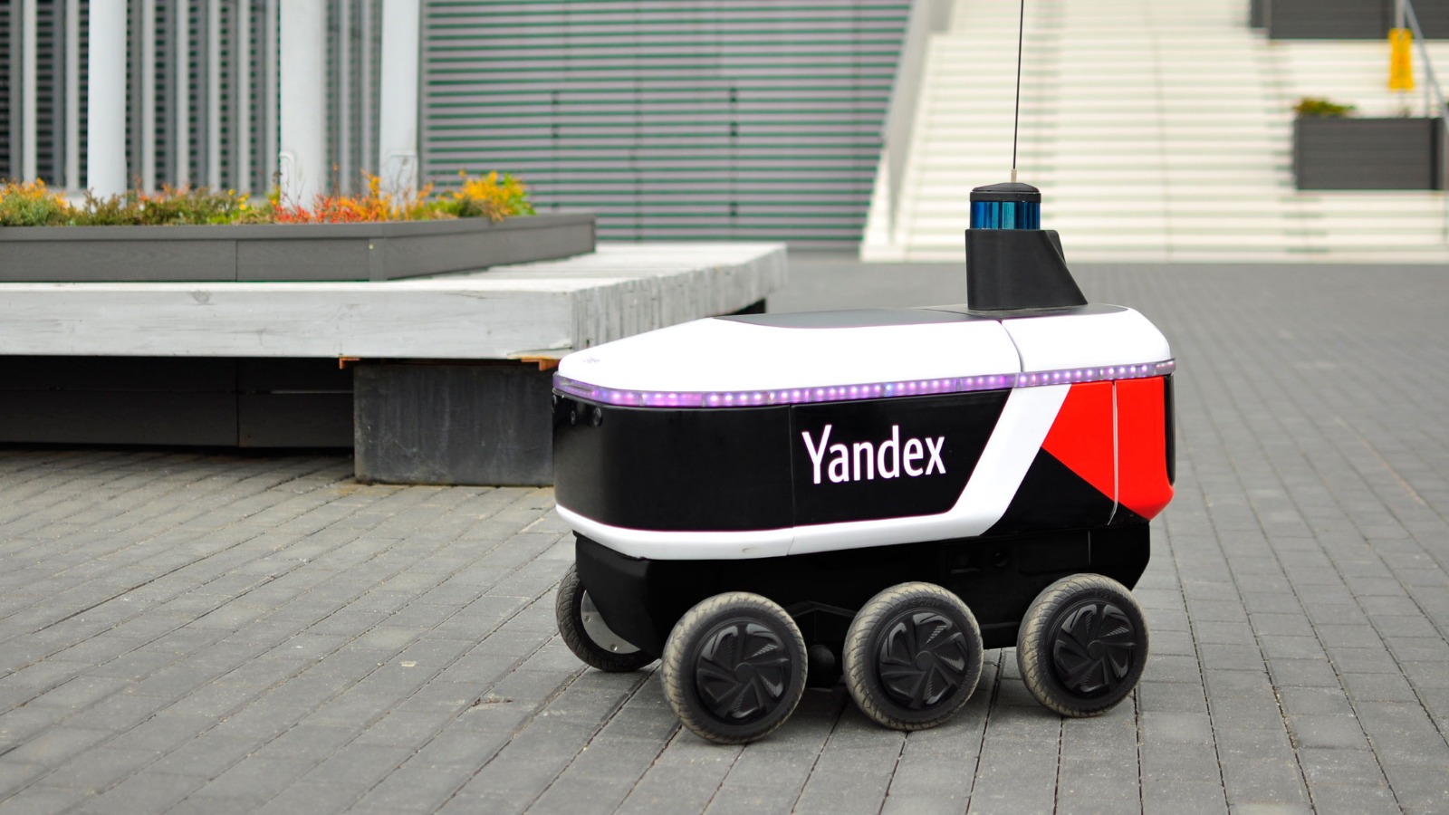 Фото новости: "Роботы-доставщики «Яндекса» оказались иногда рентабельнее курьеров"