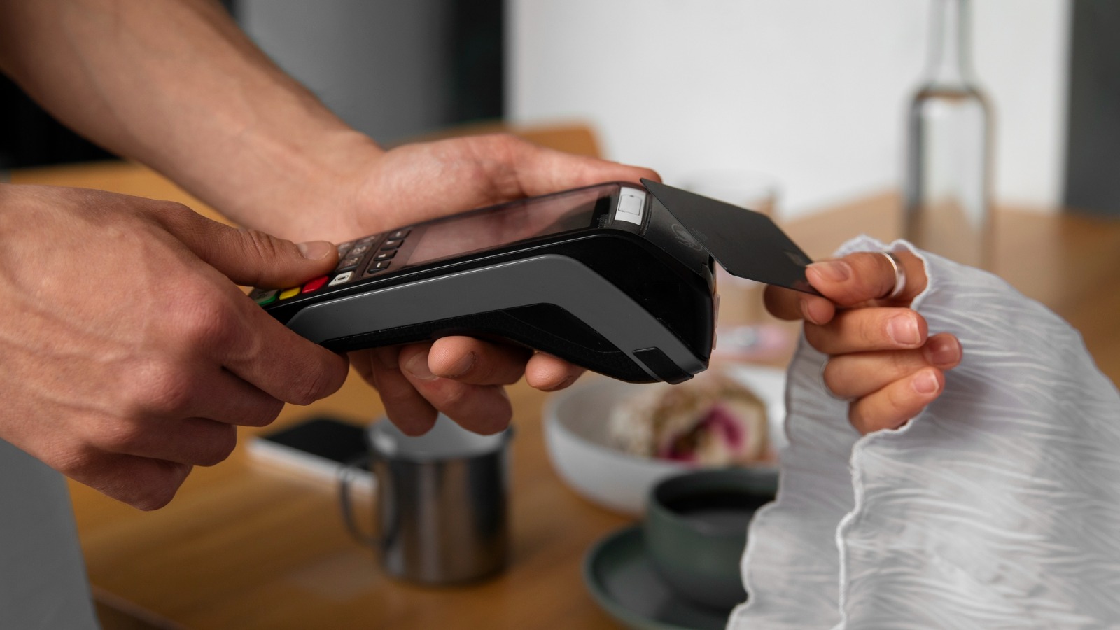 Фото новости: "ВТБ: в новогодние праздники россияне оставляли больше чаевых, чем в прошлом году"