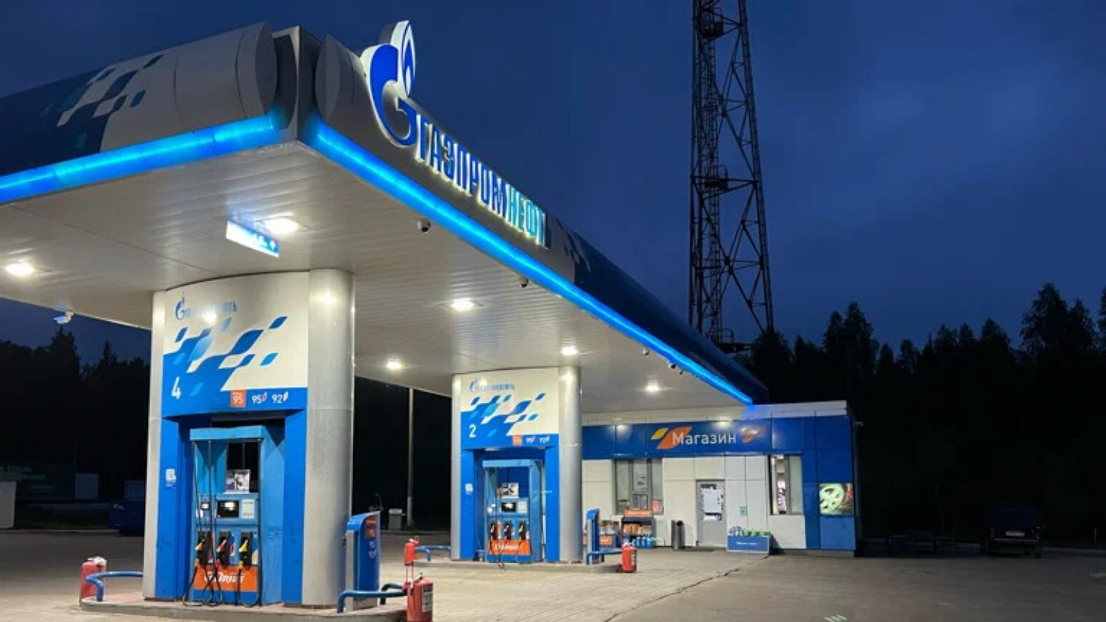 Фото новости: "Сенаторы попросили ФАС проверить цены на воду и продукты на заправках"