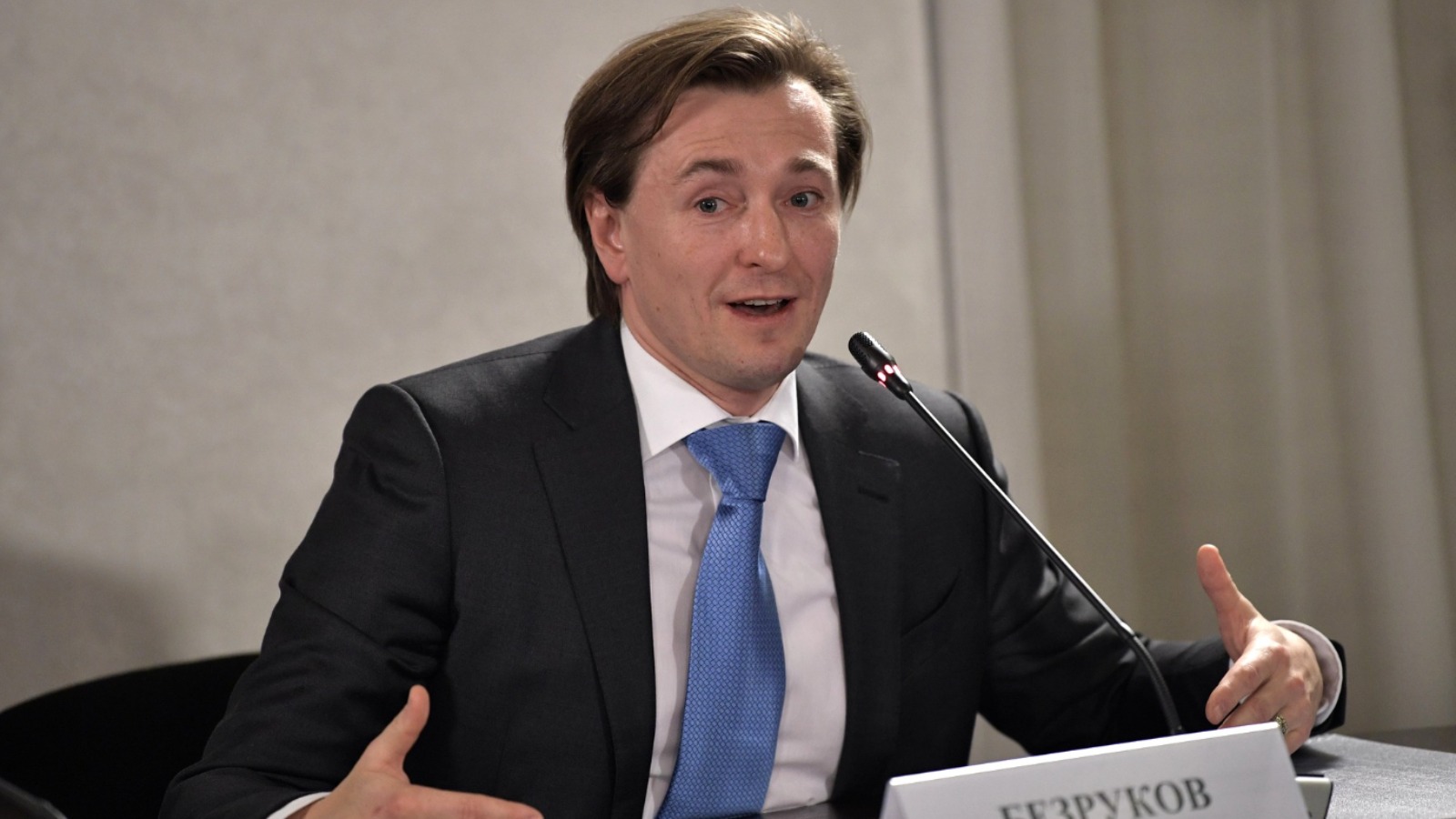 Фото новости: "Актер Сергей Безруков получит компенсацию в 200 000 руб. за продажу масок с его лицом"