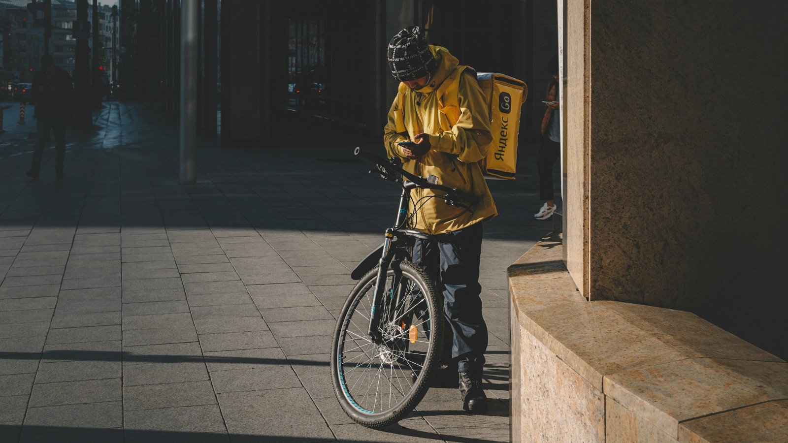 Фото новости: "Власти начнут регулировать работу курьеров по всей России"