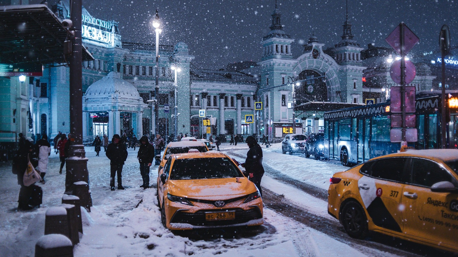 Фото новости: "Цены на такси в Москве выросли на 25% из-за снегопада"